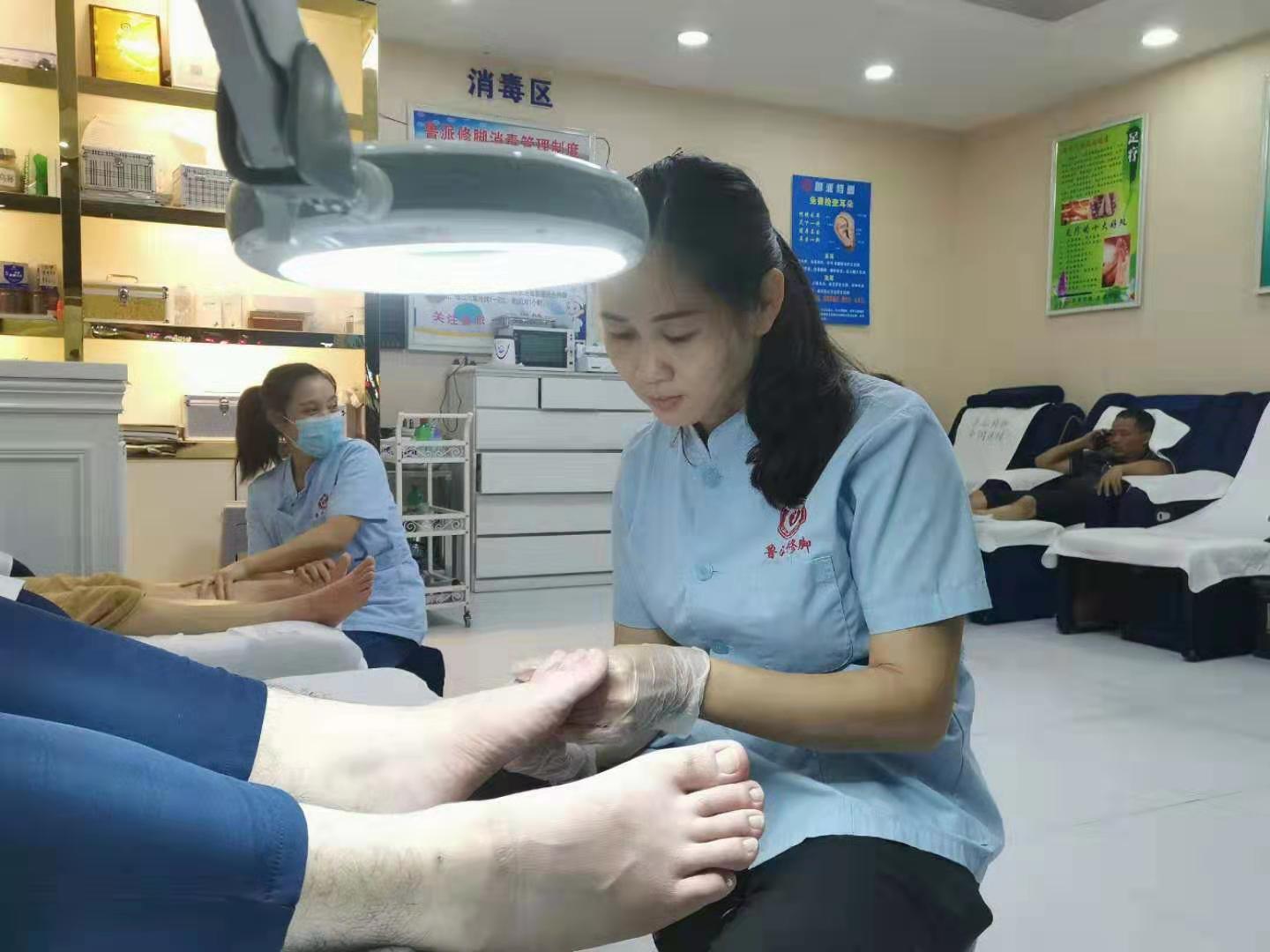 广州家庭主妇游女士加盟鲁派修脚创业成功分店开不停